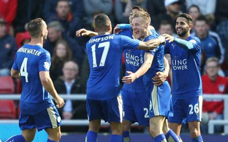 Niềm vui của Leicester khi đánh bại Sunderland 2-0.